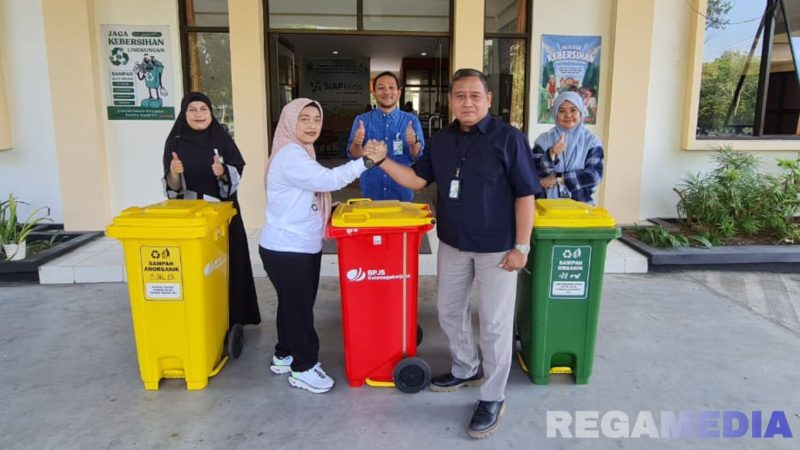 Caption: Dorong Gerakan Go Green, Kepala BPJS Ketenagakerjaan Madura donasikan tempat sampah, (foto istimewa). 
