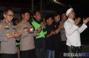 Caption: Polres Sampang saat gelar sholat ghaib untuk driver ojol (alm) Affan Kurniawan, (dok: Humas Polri). 