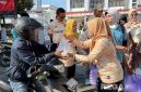 Caption: DWP Lapas Narkotika Pamekasan saat membagikan nasi kotak kepada pengguna jalan, (foto istimewa). 