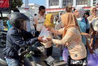Caption: DWP Lapas Narkotika Pamekasan saat membagikan nasi kotak kepada pengguna jalan, (foto istimewa). 