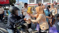 Caption: DWP Lapas Narkotika Pamekasan saat membagikan nasi kotak kepada pengguna jalan, (foto istimewa). 