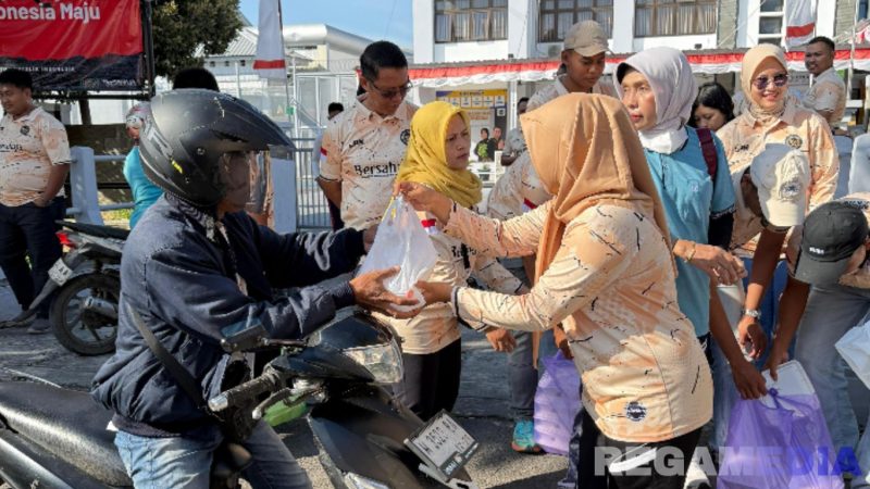 Caption: DWP Lapas Narkotika Pamekasan saat membagikan nasi kotak kepada pengguna jalan, (foto istimewa). 
