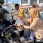 Caption: DWP Lapas Narkotika Pamekasan saat membagikan nasi kotak kepada pengguna jalan, (foto istimewa). 