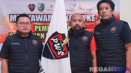 Caption: Ketua PWS Abdus Salam didampingi dua rivalnya, Hariyanto dan Abdul Qodir, (dok. regamedianews). 