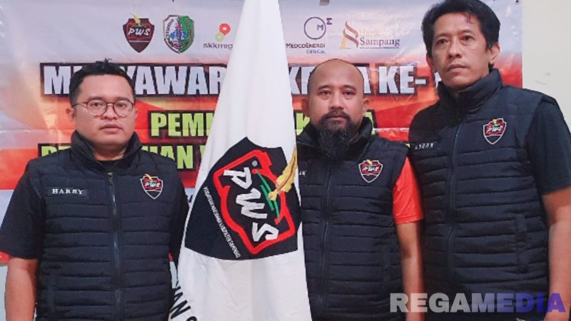 Caption: Ketua PWS Abdus Salam didampingi dua rivalnya, Hariyanto dan Abdul Qodir, (dok. regamedianews). 