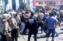 Caption: kericuhan terjadi di simpang tiga Jl. Jaksa Agung Suprapto Sampang, saat mahasiswa aksi memblokade jalan, (dok. regamedianews). 