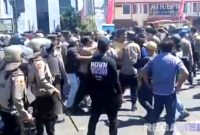 Caption: kericuhan terjadi di simpang tiga Jl. Jaksa Agung Suprapto Sampang, saat mahasiswa aksi memblokade jalan, (dok. regamedianews). 