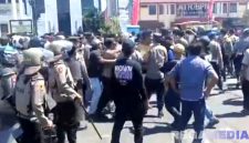 Caption: kericuhan terjadi di simpang tiga Jl. Jaksa Agung Suprapto Sampang, saat mahasiswa aksi memblokade jalan, (dok. regamedianews). 
