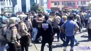 Aksi Demo Mahasiswa Sampang Sempat Ricuh