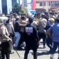 Caption: kericuhan terjadi di simpang tiga Jl. Jaksa Agung Suprapto Sampang, saat mahasiswa aksi memblokade jalan, (dok. regamedianews). 