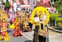 Caption: peserta lomba karnaval HUT Kemerdekaan RI ke-80 di Kecamatan Robatal, (dok. regamedianews). 