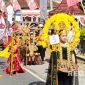 Caption: peserta lomba karnaval HUT Kemerdekaan RI ke-80 di Kecamatan Robatal, (dok. regamedianews). 