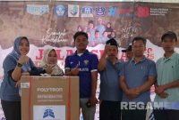 Caption: penyerahan hadiah utama Jalan-Jalan Sehat SDN Torjunan 3, (dok. regamedianews). 