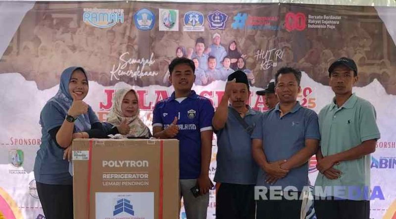 Caption: penyerahan hadiah utama Jalan-Jalan Sehat SDN Torjunan 3, (dok. regamedianews). 