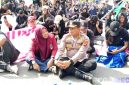 Caption: Kapolres Pohuwato AKBP Bussroni, saat duduk ditengah massa aksi demonstran di Pohuwato, (dok. regamedianews). 
