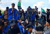 Caption: salah satu mahasiswa perwakilan aksi demo, saat menyampaikan aspirasi didepan Kantor DPRD Bangkalan, (dok. regamedianews). 