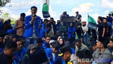 Caption: salah satu mahasiswa perwakilan aksi demo, saat menyampaikan aspirasi didepan Kantor DPRD Bangkalan, (dok. regamedianews). 
