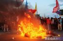 Caption: aksi mahasiswa membakar ban diatas jembatan telaga simpang lima Kota Gorontalo, (dok. regamedianews). 