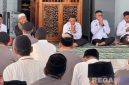 Caption: suasana khusyu' saat berlangsungnya doa bersama di Masjid Lapas Narkotika Pamekasan. 