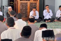 Caption: suasana khusyu' saat berlangsungnya doa bersama di Masjid Lapas Narkotika Pamekasan. 
