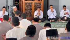 Caption: suasana khusyu' saat berlangsungnya doa bersama di Masjid Lapas Narkotika Pamekasan. 