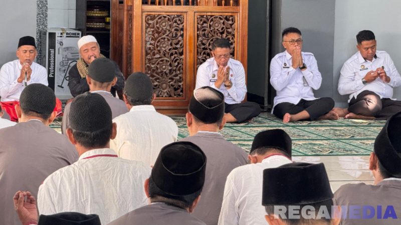 Caption: suasana khusyu' saat berlangsungnya doa bersama di Masjid Lapas Narkotika Pamekasan. 