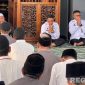 Caption: suasana khusyu' saat berlangsungnya doa bersama di Masjid Lapas Narkotika Pamekasan. 