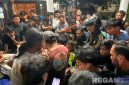 Caption: kedua pelaku pencurian burung tengah diinterogasi petugas dan dikerumuni warga, (sumber foto: Humas Polres Sampang). 