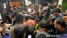 Caption: kedua pelaku pencurian burung tengah diinterogasi petugas dan dikerumuni warga, (sumber foto: Humas Polres Sampang). 