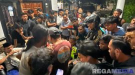 Caption: kedua pelaku pencurian burung tengah diinterogasi petugas dan dikerumuni warga, (sumber foto: Humas Polres Sampang). 