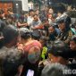 Caption: kedua pelaku pencurian burung tengah diinterogasi petugas dan dikerumuni warga, (sumber foto: Humas Polres Sampang). 