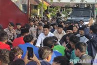 Caption: Ketua DPRD Pamekasan bersama sejumlah anggotanya saat menemui mahasiswa yang aksi demo, (dok. regamedianews). 