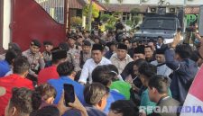 Caption: Ketua DPRD Pamekasan bersama sejumlah anggotanya saat menemui mahasiswa yang aksi demo, (dok. regamedianews). 
