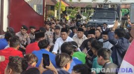 Caption: Ketua DPRD Pamekasan bersama sejumlah anggotanya saat menemui mahasiswa yang aksi demo, (dok. regamedianews). 
