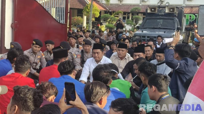 Caption: Ketua DPRD Pamekasan bersama sejumlah anggotanya saat menemui mahasiswa yang aksi demo, (dok. regamedianews). 