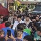 Caption: Ketua DPRD Pamekasan bersama sejumlah anggotanya saat menemui mahasiswa yang aksi demo, (dok. regamedianews). 