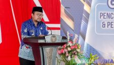 Caption: Wakil Bupati Sampang H. Ahmad Mahfud, sampaikan sambutan usai pengukuhan 'Bunda GenRe', (sumber foto: Diskominfo Sampang). 