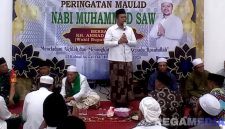 Caption: Wabup Sampang KH Ahmad Mahfud menyampaikan tausiyahnya, saat hadiri peringatan maulid nabi Muhammad SAW di masjid Asy-Syuhadak, (dok. regamedianews). 
