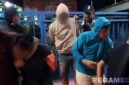 Caption: anggota Polsek Sokobanah dan Satresnarkoba Polres Sampang, saat menangkap dua terduga kurir sabu-sabu, (sumber foto: Polsek Sokobanah). 