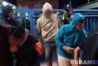 Caption: anggota Polsek Sokobanah dan Satresnarkoba Polres Sampang, saat menangkap dua terduga kurir sabu-sabu, (sumber foto: Polsek Sokobanah). 