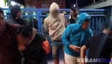 Caption: anggota Polsek Sokobanah dan Satresnarkoba Polres Sampang, saat menangkap dua terduga kurir sabu-sabu, (sumber foto: Polsek Sokobanah). 