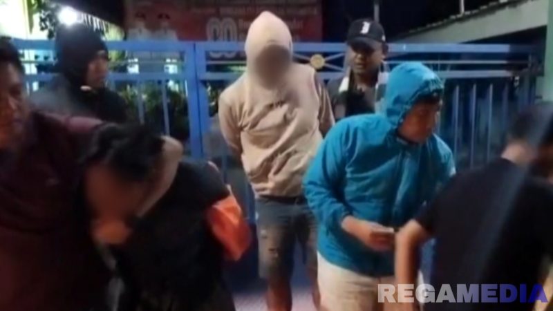 Caption: anggota Polsek Sokobanah dan Satresnarkoba Polres Sampang, saat menangkap dua terduga kurir sabu-sabu, (sumber foto: Polsek Sokobanah). 