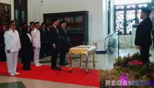 Caption: Bupati Sampang H Slamet Junaidi, mengambil sumpah dan melantik pejabat yang dimutasi, (dok. regamedianews). 