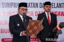 Caption: Bupati Sampang H Slamet Junaidi saat melantik 32 pejabat eselon III dan eselon IV, (sumber foto: Diskominfo Sampang). 