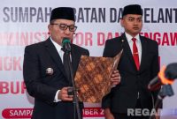 Caption: Bupati Sampang H Slamet Junaidi saat melantik 32 pejabat eselon III dan eselon IV, (sumber foto: Diskominfo Sampang). 