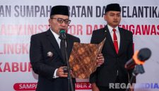 Caption: Bupati Sampang H Slamet Junaidi saat melantik 32 pejabat eselon III dan eselon IV, (sumber foto: Diskominfo Sampang). 