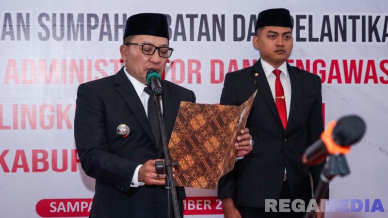 Caption: Bupati Sampang H Slamet Junaidi saat melantik 32 pejabat eselon III dan eselon IV, (sumber foto: Diskominfo Sampang). 