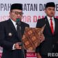 Caption: Bupati Sampang H Slamet Junaidi saat melantik 32 pejabat eselon III dan eselon IV, (sumber foto: Diskominfo Sampang). 