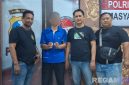 Caption: Buser Polsek Pangarengan, mengamankan pelaku sabu-sabu ke Unit Satresnarkoba Polres Sampang, (sumber foto: Polsek Pangarengan). 