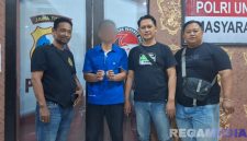 Caption: Buser Polsek Pangarengan, mengamankan pelaku sabu-sabu ke Unit Satresnarkoba Polres Sampang, (sumber foto: Polsek Pangarengan). 